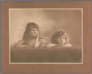 Portræt af Agnes Renée og Irène Heloïse Pauw van Wieldrecht, fotografens døtre, i en positur lånt fra puttien på Raphaels sixtinske Madonna (Dresden, Galerie Alte Meister) af Henry Pauw van Wieldrecht