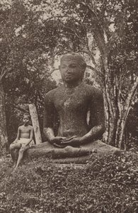 Ceylons ruinerede byer: Monolitisk Buddha-statue (s/h-billede)