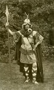 Repræsenterer kong Arthur iført kostume af den britiske høvding, sjette århundrede e.Kr., 1924 af Herbert Norris