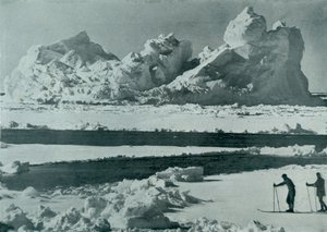 A Berg Breaking Up in the Pack, c19101913, 1913 af Herbert Ponting
