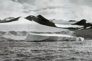 En Berg-kælvning fra en gletsjer ved Cape Crozier, c1911, 1913 af Herbert Ponting