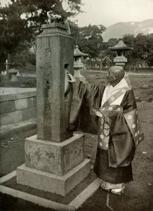 En buddhistisk præst og bedehjul, 1910. af Herbert Ponting