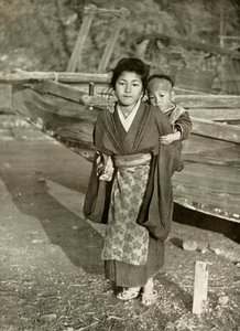 A Fishermans Children, 1910. af Herbert Ponting