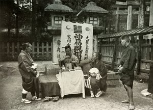 En spåkone ved Inari-templet, 1910. af Herbert Ponting