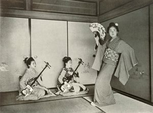 En geisha danser, 1910. af Herbert Ponting