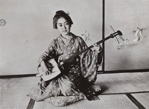 En Geisha, der spiller Samisen (s/h foto) af Herbert Ponting