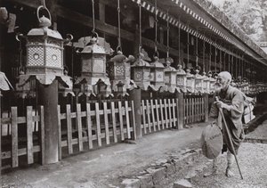 En pilgrim ved Kasuga-templet, Nara (s/h-billede) af Herbert Ponting