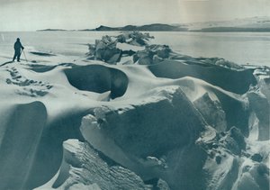 En trykryg i havisen, der løber mod Cape Barne, 1911, 1913 af Herbert Ponting