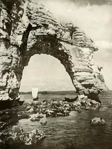 En havbåret bue ved Matsushima, 1910. af Herbert Ponting