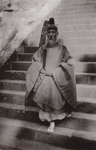 En Shinto-præst (s/h-billede) af Herbert Ponting