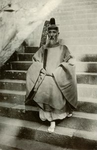 En shintopræst, 1910. af Herbert Ponting
