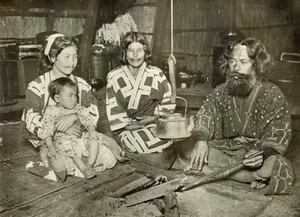 Ainu Man and Women at Home, 1910. af Herbert Ponting
