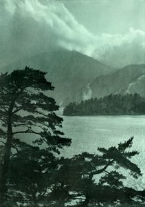 Nærmer sig storm på Lake Motosu, 1910. af Herbert Ponting