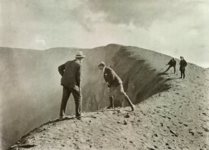Ved Craters Brink, Asama-Yama, 1910. af Herbert Ponting