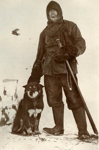 C. H. Meares og Osman, hundenes leder, 28. august 1911, 1913 af Herbert Ponting