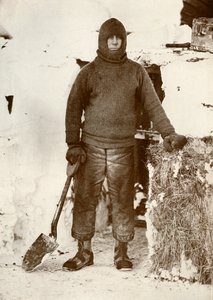 Kaptajn L. E. G. Oates ved stalddøren, 30. august 1911, 1913 af Herbert Ponting