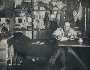 Kaptajn Scott skriver sin dagbog i hytten ved Cape Evans, c1911, 1914. af Herbert Ponting