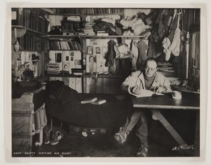 Kaptajn Scott skriver sin dagbog under Terra Nova-ekspeditionen (1910-13) til Sydpolen (bromidtryk) af Herbert Ponting