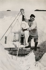 E. W. Nelson med den isolerede Nansen-Petersen-vandflaske, c1911, 1913 af Herbert Ponting