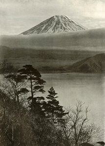 Fuji fra medium nocler-rygsøjle, 1910. af Herbert Ponting