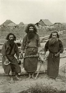 Happu Konno, Jægeren i midten og to Ainu-fiskere, 1910. af Herbert Ponting