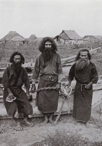 Happukonno, jægeren (i midten) og to Ainu-fiskere (s/h-billede) af Herbert Ponting