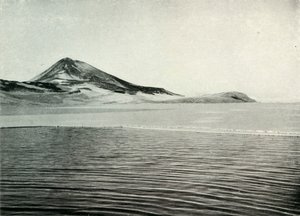 Hut Point og Observation Hill, c19101913, 1913 af Herbert Ponting