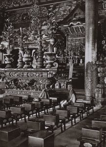 Interiør af et buddhistisk tempel (s/h foto) af Herbert Ponting