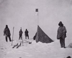 "Det var et sort flag, det norske flag. Amundsen var først ved stangen" (s/h foto) af Herbert Ponting