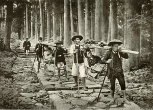 Japanske damer går til helligdommene, Nikko, 1910. af Herbert Ponting