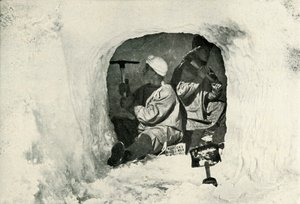 Løjt. Evans og Nelson skærer en hule til køleopbevaring, 12. januar 1911, 1913 af Herbert Ponting