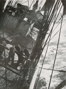 Manning the Pumps, c19101913, 1913 af Herbert Ponting