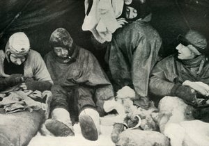 Medlemmer af Polarpartiet kommer ind i deres soveposer, c1911, 1913. af Herbert Ponting