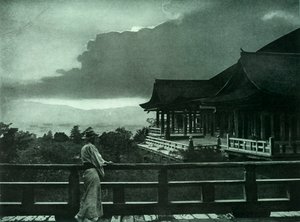 Måneskin ved Kiyomizu-Dera, 1910. af Herbert Ponting