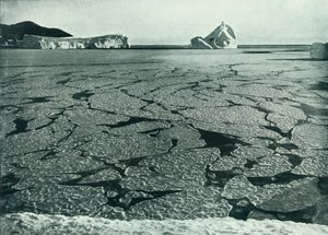 Pandekageis formes til flager ud for Cape Evans, c19101913, 1913. af Herbert Ponting