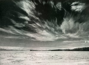 Bemærkelsesværdige Cirrus-skyer over Barne-gletsjeren, 19. december 1911, 1913 af Herbert Ponting