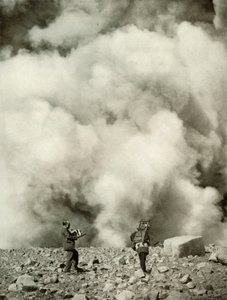 Røg og damp stiger op fra Asamas-krateret efter eksplosionen, 1910. af Herbert Ponting