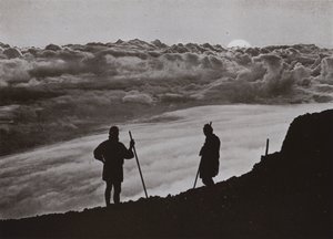 Solnedgang fra toppen af Fuji (s/h foto) af Herbert Ponting
