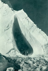Arch Berg from Without, c19101913, 1913 af Herbert Ponting
