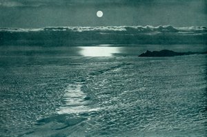 Barne Glacier: En sprække med en tynd snebro, c19101913, 1913. af Herbert Ponting