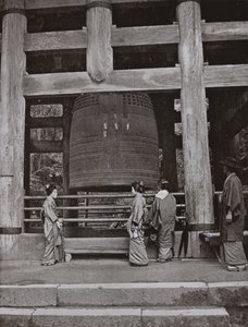 Den store klokke ved Chio-in-templet (s/h-billede) af Herbert Ponting