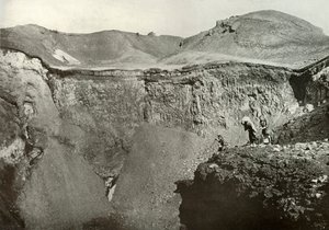 Det hellige krater i Fuji-San, 1910. af Herbert Ponting