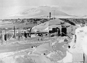 Hytten efter vinteren, c1911, 1913 af Herbert Ponting