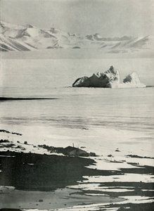Hytten og de vestlige bjerge fra toppen af rampen, c19101913, 1913. af Herbert Ponting