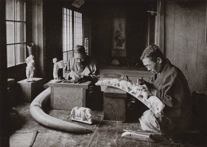 The Ivory Carvers (s/h foto) af Herbert Ponting