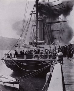 "Det lille skib forlod Port Chalmers på den sidste etape af sin rejse" (s/h foto) af Herbert Ponting