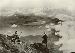 Two Miles Above the Clouds, 1910. af Herbert Ponting