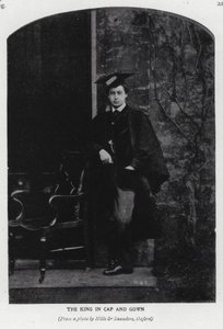 Kong Edward VII i mørtelplade og -kjole, mens han var på Oxford University (s/h-foto)