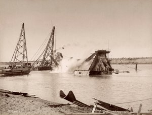 Sprængning af et opmudringsfartøj placeret i en kanal.