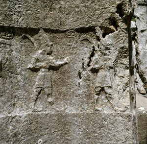 Lavt relief med to tegn. Omkring 1250-1220 f.Kr. af Hittite